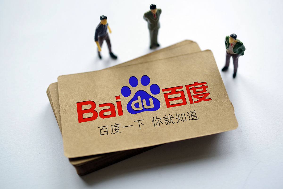 张凌赫拉着李沁陈哲远站一起